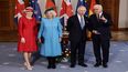 De izquierda a derecha: la esposa del presidente alemán, Elke Buedenbender, la reina consorte Camilla, el rey Carlos III y Frank-Walter Steinmeier posan después de firmar el libro de invitados en el Palacio Presidencial Bellevue en Berlín, el 29 de marzo de 2023.