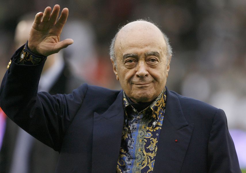 El dueño del Fulham, Mohamed Al Fayed, saluda a la multitud antes del partido de la Liga Premier inglesa contra el Tottenham Hotspur en el estadio Craven Cottage, Londres, el 15 de noviembre de 2008.