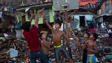 Cientos de miles de sobrevivientes han sobrellevado un sufrimiento inimaginable. (AP)