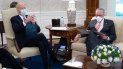 El presidente Joe Biden organiza una reunión con los demócratas del Senado, incluido el líder de la mayoría del Senado, Chuck Schumer (derecha), sobre un proyecto de ley de ayuda de COVID. El encuentro se realizó en la Oficina Oval de la Casa Blanca en Washington, DC, el 3 de febrero de 2021. El presidente Joe Biden organiza una reunión con los demócratas del Senado, incluido el líder de la mayoría del Senado, Chuck Schumer (derecha), sobre un proyecto de ley de ayuda de COVID. El encuentro se realizó en la Oficina Oval de la Casa Blanca en Washington, DC, el 3 de febrero de 2021.