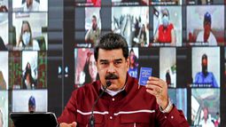 Foto del folleto publicado por la Presidencia venezolana del presidente de Venezuela, Nicol&aacute;s Maduro, hablando durante una reuni&oacute;n con miembros del Partido Socialista Unido de Venezuela (PSUV) en Caracas, el 17 de septiembre de 2020.