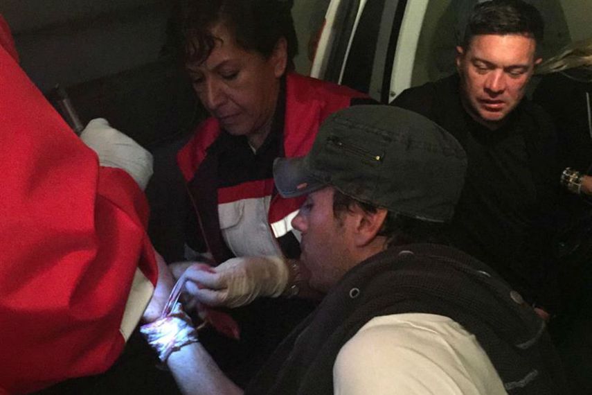 A pesar de las recomendaciones de que suspendiera la actuación tras el accidente, Iglesias decidió volver al escenario para terminar el concierto y posteriormente fue trasladado en una ambulancia hasta el aeropuerto de Tijuana (EFE)