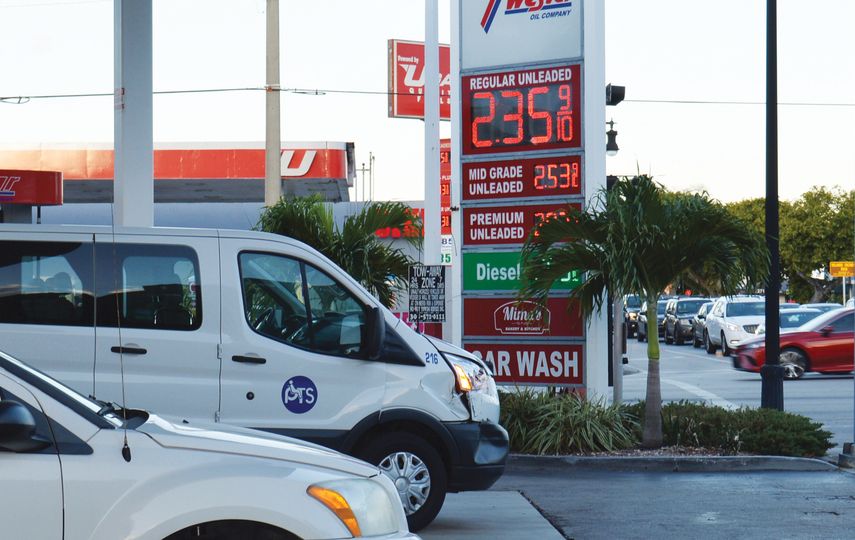 El precio de la gasolina varía según el valor del petróleo y la ecuación de la oferta y la demanda.