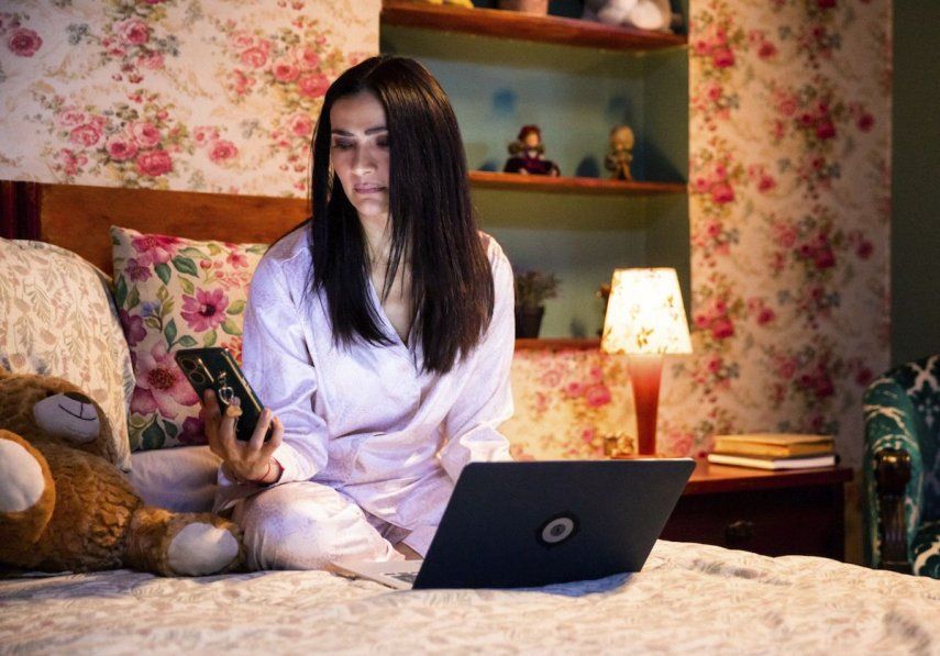 En esta imagen proporcionada por Prime Video, Ana María Orozco en una escena de la serie Betty la fea: La historia continúa.