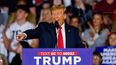 El presidente Donald Trump habla durante un mitin de campaña ante miles de seguidores.