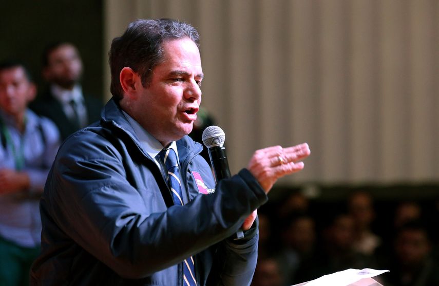 Vargas Lleras&nbsp;aseguró que han recibido denuncias de ciudadanos están presionando a los electores para que voten por un determinado candidato presidencial.