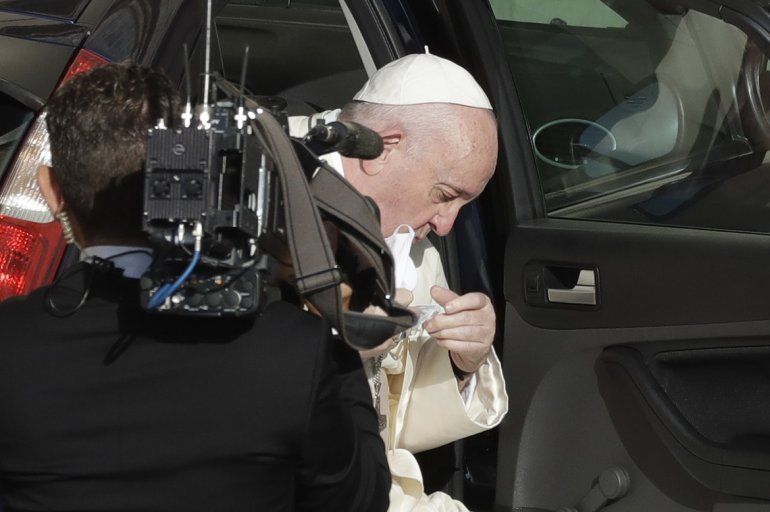 El papa Francisco se quita la mascarilla a su llegada a su audiencia general semanal en el Patio de San Dámaso, el miércoles 9 de septiembre de 2020. 