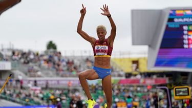 La venezolana Yulimar Rojas compite en la eliminatoria del salto triple en el Mundial de Atletismo en Eugene, Oregon, el sábado 16 de julio de 2022
