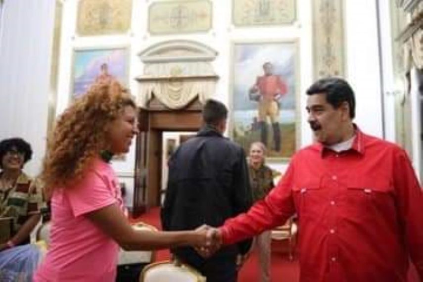 Hellen Pe&ntilde;a y el dictador Nicol&aacute;s Maduro.