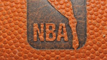 El logo de la NBA en una pelota de basquetbol.