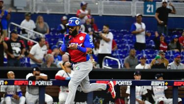 El veterano Emilio Bonifacio, jugador de los Tigres de Licey (República Dominicana), celebra mientras llega a home en el encuentro de semifinal de Serie del Caribe ante los Federales de Chiriquí (Panamá) el 8 de febrero de 2024 en el LoanDepot Park de Miami