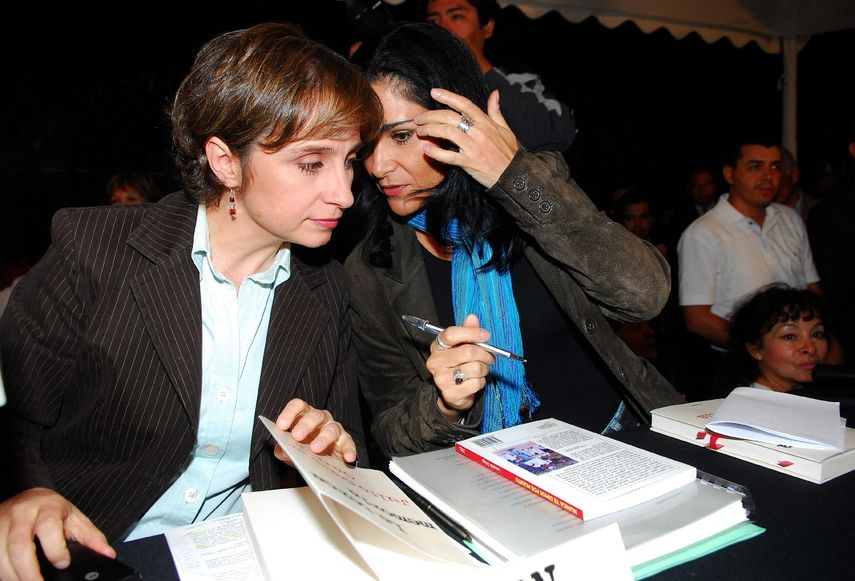 Las periodistas mexicanas Carmen Aristegui (i) y Lydia&nbsp;Cacho&nbsp;(d) conversan durante la presentación de un libro en Ciudad de México.
