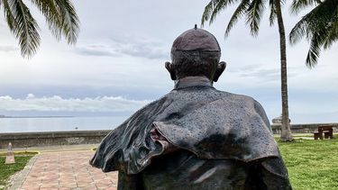Estatua de monseñor Agustín Román, en la plaza de la Ermita de la Caridad, mirando al mar, hacia donde está la isla de Cuba.