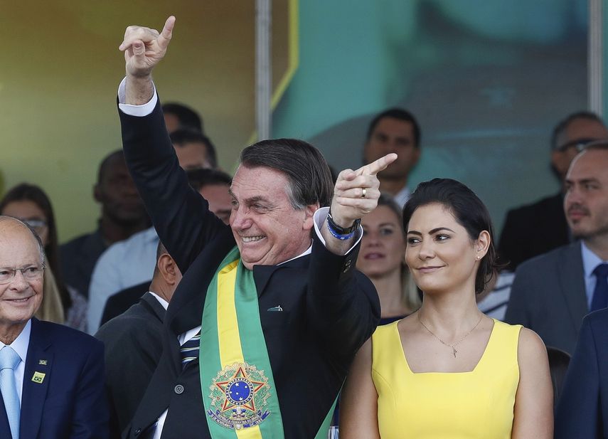 El mandatario Jair Bolsonaro saluda al p&uacute;blico acompa&ntilde;ado por la primera dama Michelle Bolsonaro, durante el desfile militar en los festejos por el d&iacute;a de la Independencia, en Brasilia, Brasil, el s&aacute;bado 7 de septiembre de 2019.&nbsp;