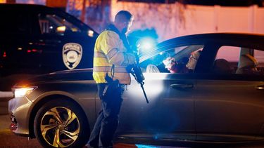 La presencia policial luego que un hombre mató a tiros a un guardia de seguridad de un hospital psiquiátrico en Concord, Nueva Hampshire, el 17 de noviembre de 2023.&nbsp;