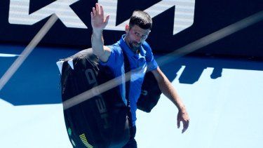 El serbio Novak Djokovic se despide de la afición luego de quedar eliminado del Abierto de Australia, el 24 de enero de 2025.