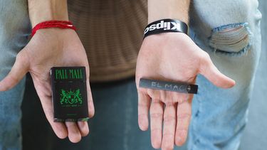 Lucas McClain sostiene una cajetilla de cigarillos y su Juul, en su casa de Arlington, Virginia. McClain volvi&oacute; a fumar cigarrillos con la esperanza de dejar el h&aacute;bito de Juul.