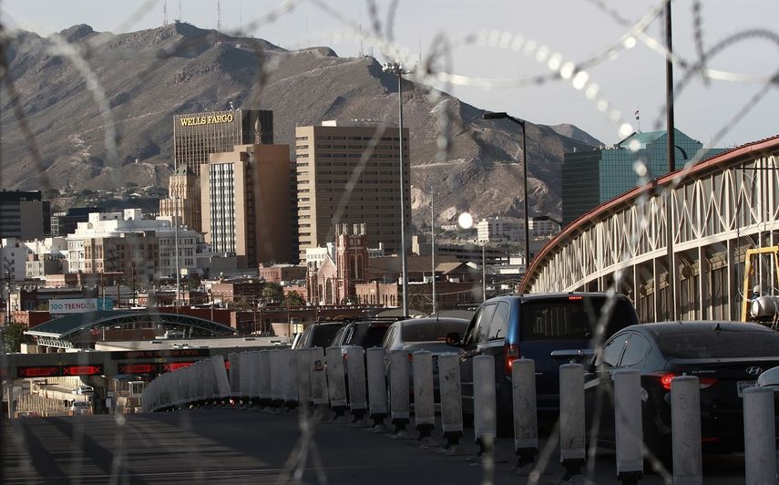 Conductores esperan para cruzar el puente Paso del Norte para entrar a El Paso, Texas, desde Ciudad Juárez, en México, el 6 de agosto de 2019.&nbsp;&nbsp;