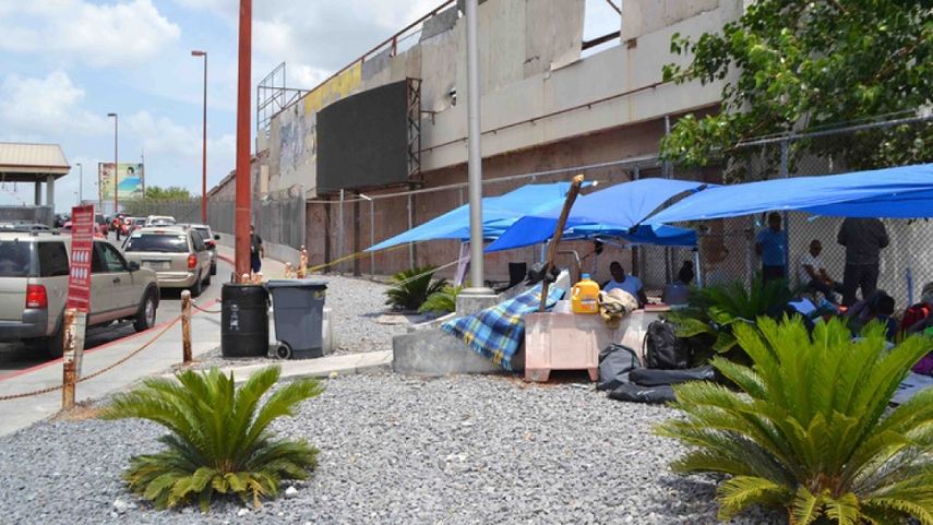 Un grupo de cubanos acampan en la frontera de México y EEUU.