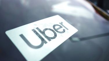 El logo de Uber en un carro en Palatine, Illinois.