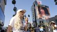 La actriz Frances Fisher habla con trabajadores durante una protesta fuera de los estudios de Netflix el 17 de octubre de 2023, en Los Ángeles. La huelga de actores de Hollywood llega a 100 días.