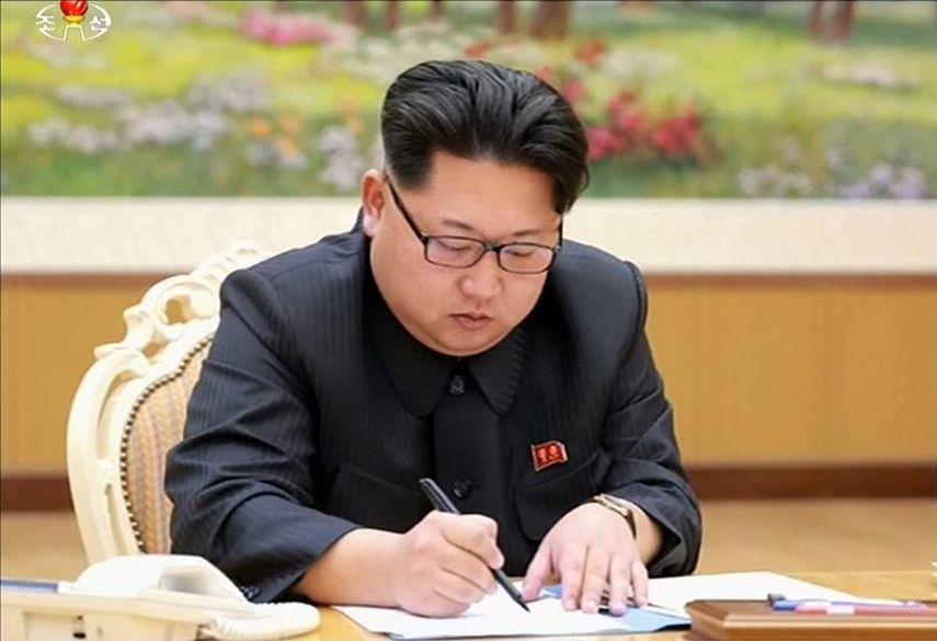 El líder norcoreano Kim Jong-un durante la firma de la orden para la supuesta prueba de bomba de hidrógeno detonada este martes (EFE) 