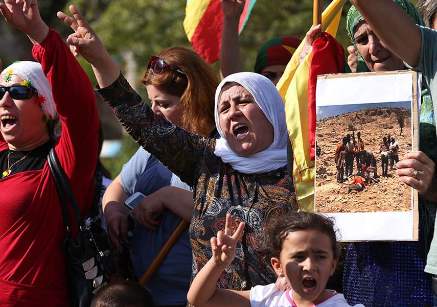 Ciudadanos kurdos protestan el lunes frente a las oficinas de la ONU en Beirut contra los militantes del Ejército Islámico y las atrocidades cometidas por ese grupo terrorista.  (AP)