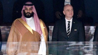 El príncipe heredero saudí, Mohammed bin Salman (izquierda), y el presidente de la FIFA, Gianni Infantino, previo al partido inaugural del Mundial de Rusia 2018, en Moscú, el 14 de junio de 2018.