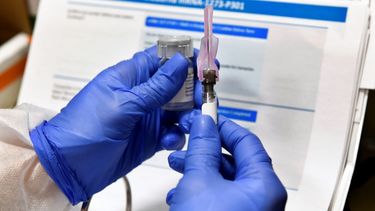 Un empleado de la salud muestra una dosis de vacuna.&nbsp;