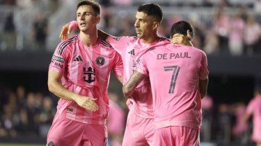 Los argentinos Tadeo Allende (izquierda) y Rodrigo De Paul (derecha) celebran con el uruguayo Luis Suárez luego del tercer gol del Inter Miami en un partido, el 6 de agosto de 2025.