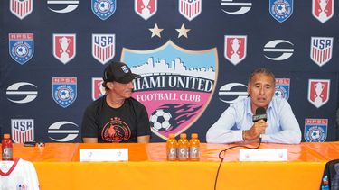 Pedro Troglio (con gorra) y José Luis Villarreal, entrenadores del Olimpia de Honduras y Miami United, en la conferencia de prensa del miércoles 20 de julio del 2022.&nbsp;