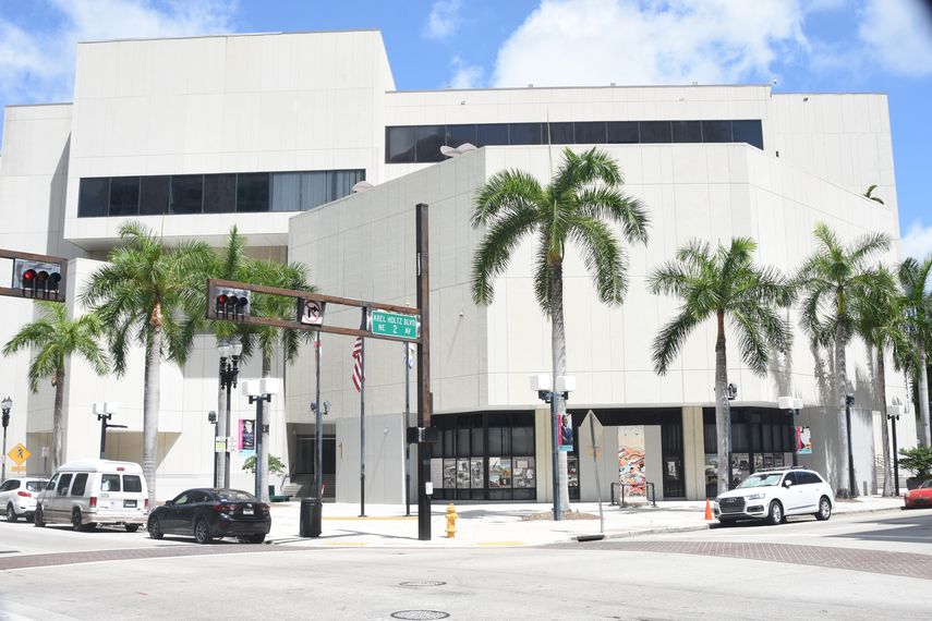 Voluntarios del MDC ayudar&aacute;n de forma gratuita a los residentes de bajo recursos a preparar sus taxes.