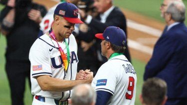 Aaron Judge #99 y el entrenador Mark DeRosa #9 del equipo de Estados Unidos se dan la mano tras recibir sus medallas de plata luego de la derrota por 3-2 ante Venezuela en el loanDepot Park el 17 de marzo de 2026 en Miami, Florida.&nbsp;