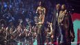 Taylor Swift, centro, y Post Malone, tercero de izquierda derecha tras Swift, reciben el premio al video del año por Fortnight durante los Premios MTV a los Videos Musicales el miércoles 11 de septiembre de 2024 en la Arena UBS en Elmont, Nueva York. La presentadora Megan Thee Stallion, desde el extremo izquierdo, el cinefotógrafo Rodrigo Prieto y Ethan Tobman miran.