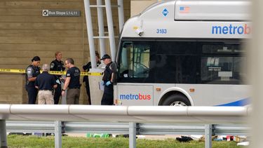 Agentes de la policía revisan la escena de un incidente afuera del Pentágono, en Washington, el martes 3 de agosto de 2021.