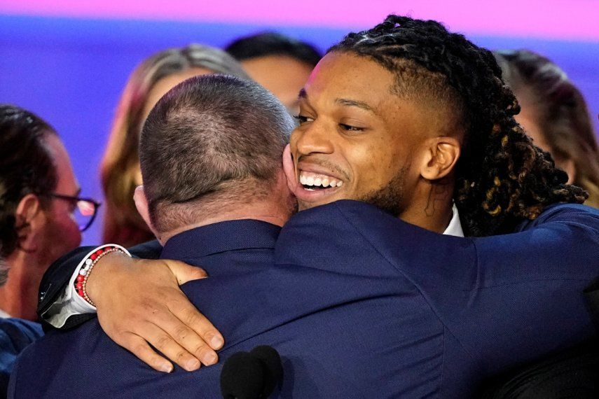 Damar Hamlin, de los Bills de Buffalo, abraza a los médicos y otros trabajadores que le salvaron la vida y que fueron reconocidos el jueves 9 de febrero de 2023, en Phoenix&nbsp;