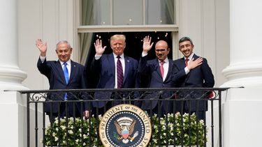 De izquierda a derecha, el primer ministro israelí Benjamin Netanyahu, el presidente Donald Trump, el canciller de Bahrein Khalid bin Ahmed Al Khalifa y el canciller de Emiratos Árabes Unidos Abdullah bin Zayed al-NahyanAbraham, saludando desde el balcón del Salón Azul de la Casa Blanca, el martes 15 de septiembre de 2020, en Washington, D.C.&nbsp;