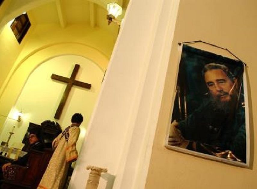 En la isla existe confusión y tensión e incluso fuera de ella ante los rumores de la muerte del exgobernante cubano Fidel Castro, quien cumple ya un año sin aparecer en público. 