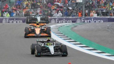 El piloto británico de Mercedes, Lewis Hamilton, maniobra su auto frente al McLaren de Lando Norris en el Gran Premio Británico, el domingo 7 de julio del 2024.