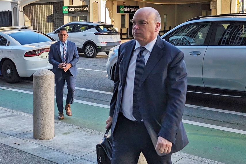 El magnate británico de la tecnología, Mike Lynch, camina hacia un tribunal federal en San Francisco.