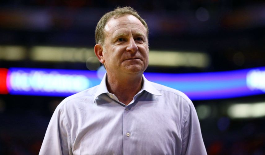 Robert Sarver ha intentado comprar varios de equipos de fútbol pero sin éxito. (ARCHIVO)