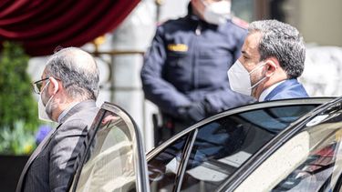 El viceministro político de Relaciones Exteriores de Irán, Abbas Araghchi, derecha, llega al Grand Hotel Wien, en la capital austriaca, donde se realizan conversaciones a puertas cerradas sobre el acuerdo nuclear con Irán, el martes, 6 de abril del 2021.&nbsp;