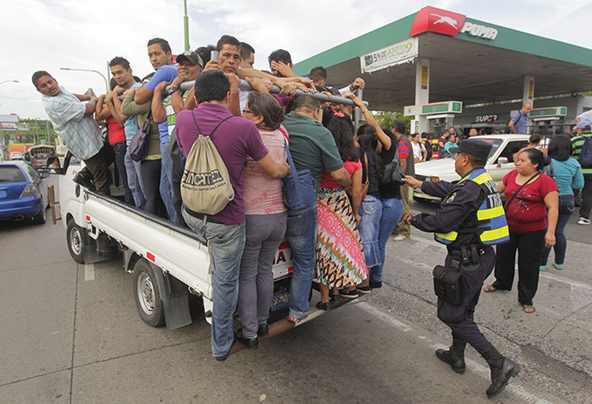 Decenas de salvadoreños se trasladan en vehículos particulares en las principales carreteras de El Salvador. El segundo día de paro en el transporte colectivo. (EFE)