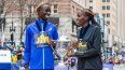 Los kenianos John Korir y Sharon Lokedi posan con el trofeo luego de culminar primeros en sus respectivas carreras en la maratón de Boston, el 20 de abril de 2026.