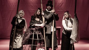 Escena de la obra de teatro Una palabra, tras otra palabra, de Artefactus Cultural Project.
