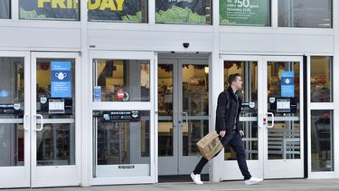 Un comprador sale de la tienda Kohls el Viernes Negro. &nbsp;