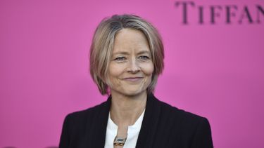 Jodie Foster llega a la gala MOCA en el Museo de Arte Contemporáneo el 15 de abril de 2023, en Los Ángeles.