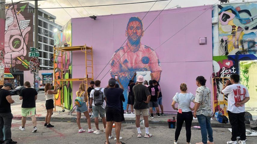 Mural del venezolano Arlex Campos sobre Lionel Messi en Winwood, Miami.