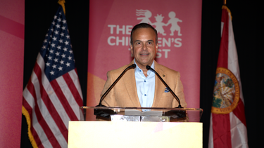 Jorge A. Plasencia, cofundador de Amigos for Kids, recibió el Excellence in Advocacy Award.&nbsp;