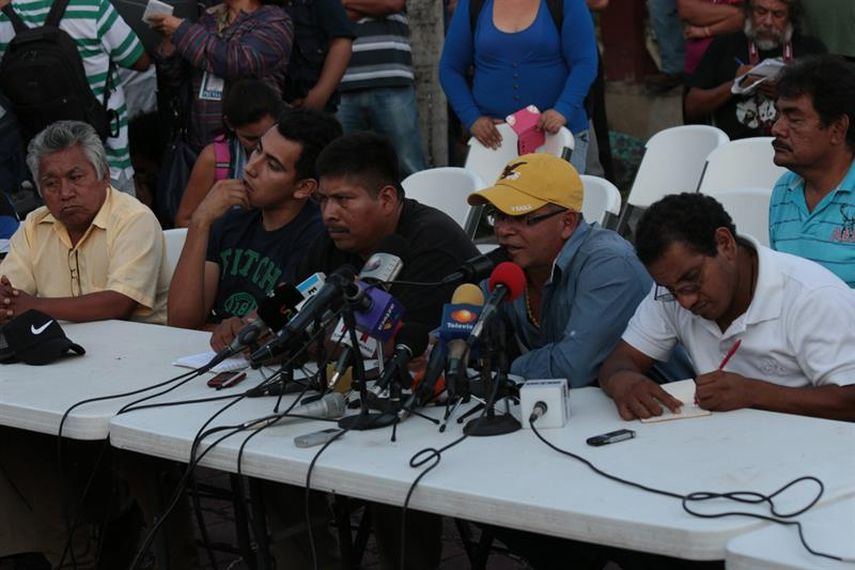 Familiares de los 43 estudiantes que desaparecieron el 26 de septiembre pasado en el municipio mexicano de Iguala, participaron en una conferencia de prensa en Tixtla, México. ( Foto EFE archivo) 